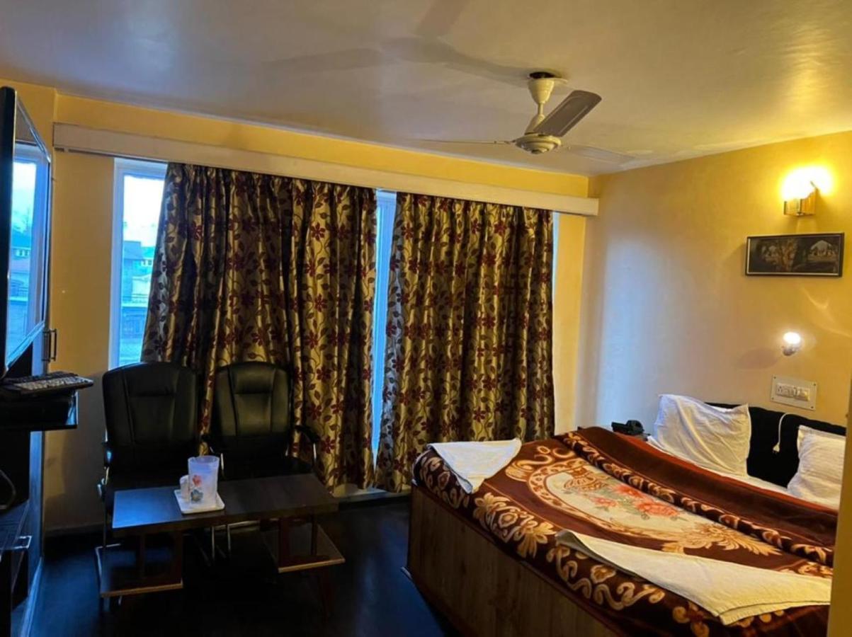 Hotel Sterling , Srinagar Exterior photo